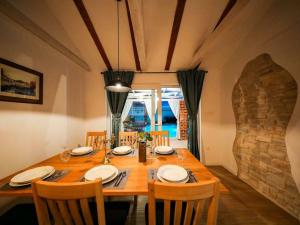 Restaurace v ubytování Villa with private pool and terrace