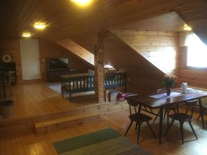 a room with a table and chairs in a cabin at Farmholiday Kumpunen in Petäjävesi