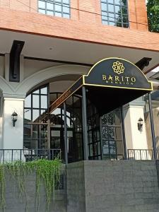 ein Restaurant mit einem Schild auf der Vorderseite eines Gebäudes in der Unterkunft Barito Mansion in Jakarta