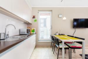 Kuchyňa alebo kuchynka v ubytovaní Apartamenty Feniks by Noclegi Renters