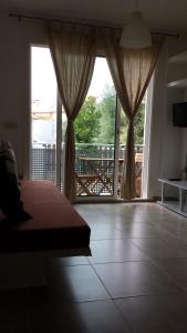 1 dormitorio con cama y ventana grande en Apartaments Josep Pla, en Roses