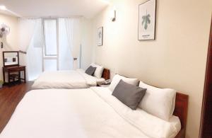 Postel nebo postele na pokoji v ubytování Le Grey Dalat Hotel