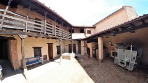 - une vue sur l'extérieur d'un vieux bâtiment dans l'établissement Casa Rural Abuela Tina, à Antoñán del Valle
