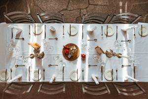 GamlaVaerket Hotel في ساندنيس: طاولة مع كؤوس للنبيذ وصحن من الطعام عليها