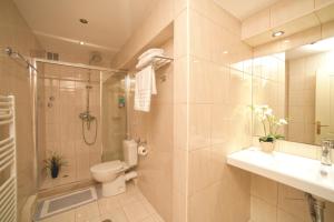 La salle de bains est pourvue d'une douche, de toilettes et d'un lavabo. dans l'établissement Isabella Country House, à Gouviá