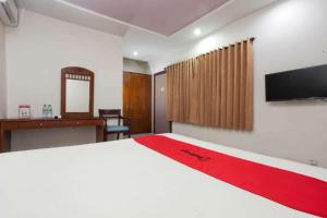 Llit o llits en una habitació de RedDoorz @ Panglima Sudirman