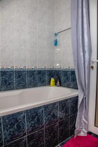 Et badeværelse på Colorful 1-BDR Apartment - Top center of Burgas