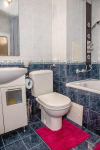 Et badeværelse på Colorful 1-BDR Apartment - Top center of Burgas