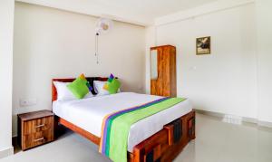 Postel nebo postele na pokoji v ubytování Treebo New Redfern, Madikeri