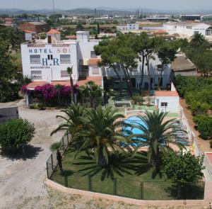 una vista aérea de un complejo con palmeras en Hotel Sol en Benicarló