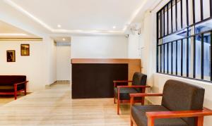 una sala d'attesa con sedie e lavagna di Treebo Trend New Redfern - Madikeri a Madikeri
