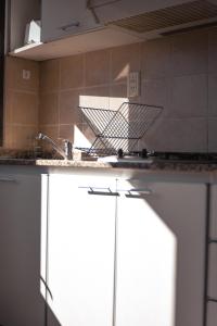 a dish basket sitting on top of a kitchen counter at Aqua Terra in Federación