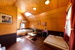 Postel nebo postele na pokoji v ubytování 墾丁李莎小鎮 獨棟小木屋 寵物友善