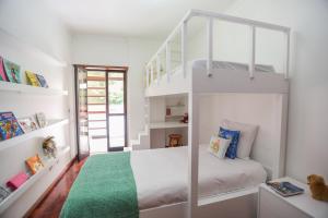 Dormitorio con litera y alfombra verde en Like-home-T4-Bright Benfica Apt-Terrace, en Lisboa