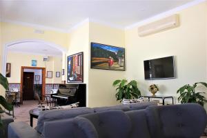 TV a/nebo společenská místnost v ubytování Hotel Cabello