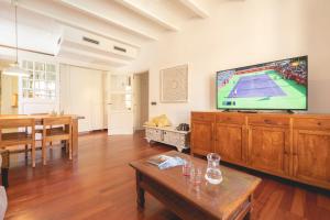 een woonkamer met een grote tv en een tafel bij Bravissimo Mercaders 6 in Girona