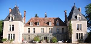 La Perche的住宿－Chateau Igny，一座房子上面有两个烟 ⁇ 