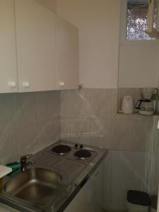 - une cuisine avec un évier et un comptoir dans l'établissement Stipan Studio & Room, à Split