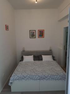 Un pat sau paturi într-o cameră la Stipan Studio & Room