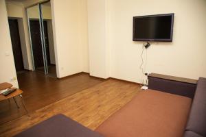 TV a/nebo společenská místnost v ubytování 2 Rooms Luxury Apartment on Divnogorskaya 13 Street