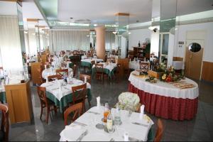 ห้องอาหารหรือที่รับประทานอาหารของ Hotel Cavour