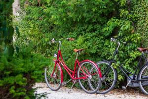 tre biciclette parcheggiate l'una accanto all'altra in un giardino di Minster Mill Hotel a Minster Lovell