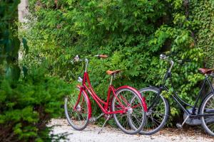 Катання на велосипеді по території Minster Mill Hotel або околицях