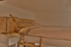Säng eller sängar i ett rum på Le Studio du Cardinal Central/ Wifi/ Ajaccio à pieds!