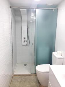 een douche met een glazen deur in de badkamer bij OceanFront Flat I by Canary365 in Las Palmas de Gran Canaria