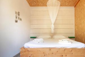 Ein Bett oder Betten in einem Zimmer der Unterkunft Himara Hostel