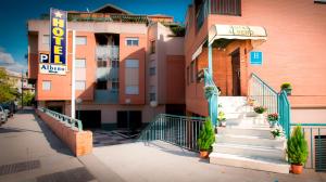 un edificio con escaleras y un cartel delante en Hotel Albero, en Granada