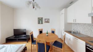 Μια τηλεόραση ή/και κέντρο ψυχαγωγίας στο Aurora Apartments +12 φωτογραφίες