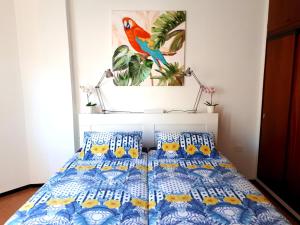 ラスパルマス・デ・グランカナリアにあるCity Beach Homeのベッドルーム1室(青と黄色の枕が備わるベッド1台付)