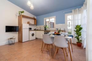 kuchnia ze stołem i krzesłami w pokoju w obiekcie Flatguest Villa Yaiza w mieście San Bartolomé