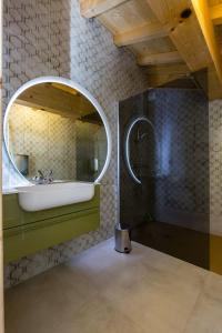 a bathroom with a sink and a mirror at Superbe chalet-11 personnes-Chamonix(Les Bossons) in Chamonix-Mont-Blanc +22 photos
