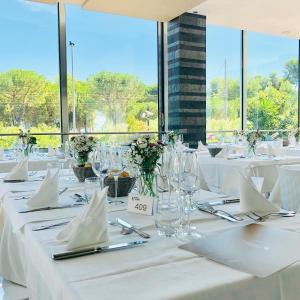 einen Tisch mit weißen Tischdecken und Servietten darauf in der Unterkunft Hotel Corfù in Pineto