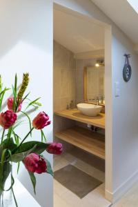W łazience znajduje się umywalka i lustro. w obiekcie le clos de Tesson w mieście Tesson