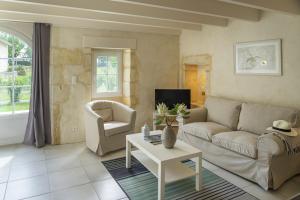 A seating area at le clos de Tesson