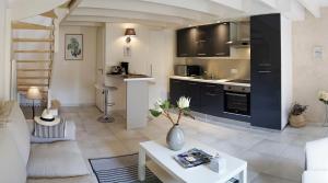 A kitchen or kitchenette at le clos de Tesson