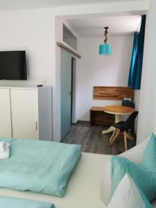 um quarto de hotel com uma cama e uma mesa em Gästehaus Twee Linden em Warnemünde