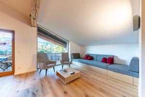 un soggiorno con divano blu e tavolo di Kuglerhof Appartements a Seeboden