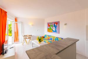 uma sala de estar com um sofá e uma mesa em Apartamentos Mallorca SL em Cala Millor