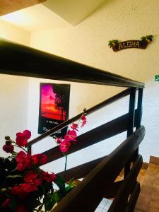 une rampe d'escalier avec un vase de fleurs et une télévision dans l'établissement Villa La More - Sv Filip i Jakov, à Sveti Filip i Jakov