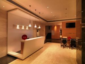 Spree Shivai Hotel Pune的电视和/或娱乐中心