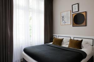 a bedroom with a bed and a large window at Morgan & Mees in Amsterdam