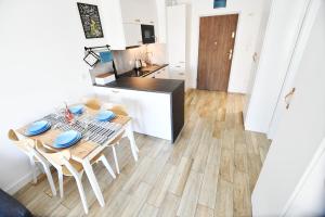 Kuchyňa alebo kuchynka v ubytovaní Apartament Lazur z miejscem postojowym w garażu