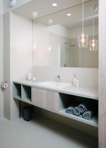 La salle de bains est pourvue d'un lavabo et d'un miroir. dans l'établissement TJB Design Apartment RAJSKA 8, à Gdańsk