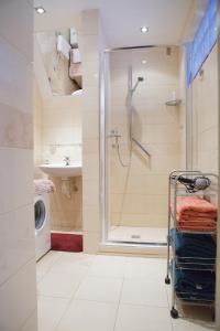 y baño con ducha a ras de suelo y lavamanos. en Entire house in Trakai en Trakai