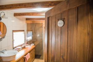 un bagno con lavandino e specchio di Počitniška hiša Koča Dobnik a Lovrenc na Pohorju Altre 37 foto