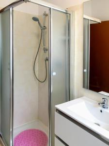 un baño con ducha y lavabo en La Quiete 07 lake view Apartment by Gardadomusmea, en Tremosine Sul Garda